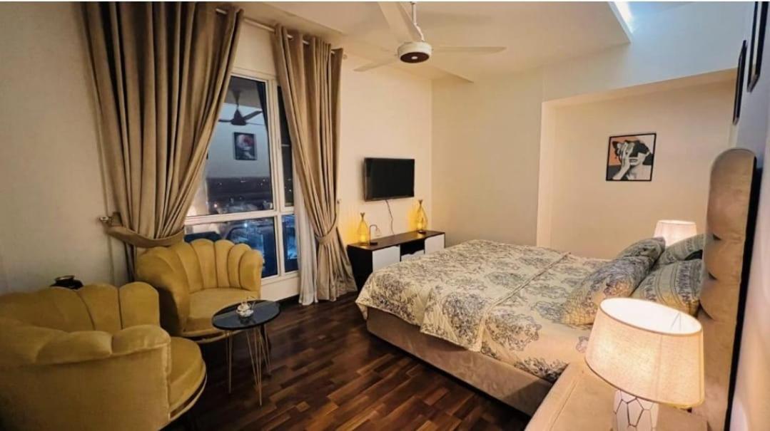 Elysium Tower Retreat Luxury Apartments Facing Centaurus Mall - Islamabad Lmy Room photo